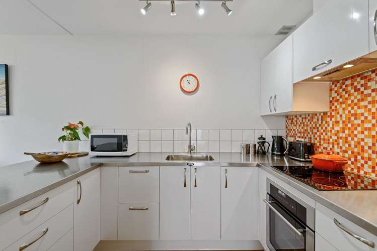 2/98 Office Road Merivale_7