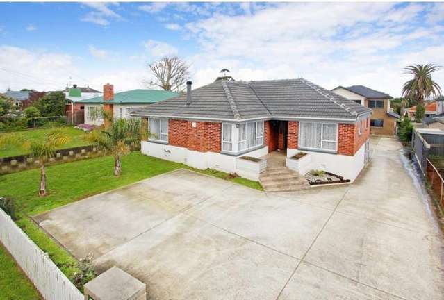 Charming 3-Bedroom Home with Study & Sunroom in Papatoetoe