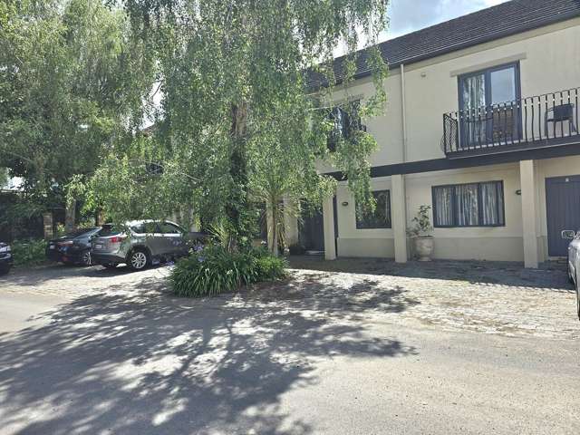 Modern, furnished, CBD T/house