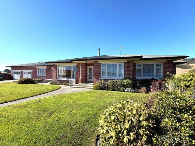 Spacious Home, Huge Shedding on 8 Hectares