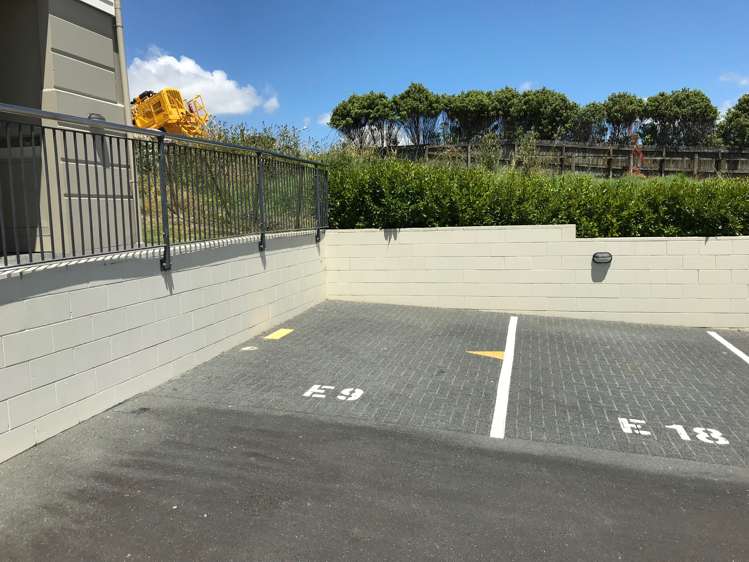 E9/71 Spencer Road Oteha_5