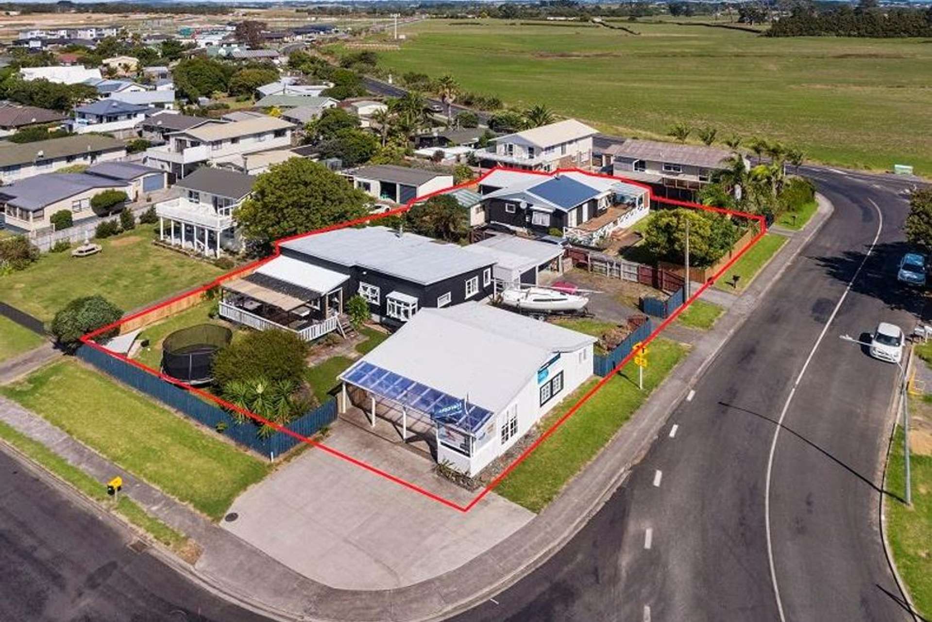 1 Crispe Road & 1 Clarks Beach Road Clarks Beach_0