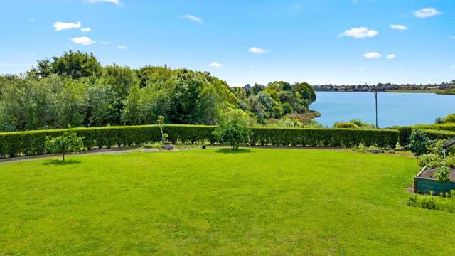 Waterfront section in Karaka Harbourside!