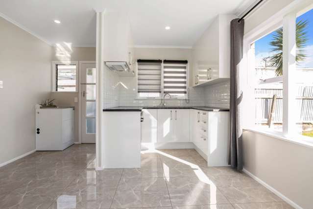 Sun-Drenched, Meticulously Maintained Unit wit...