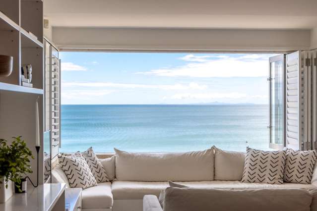 Luxury 3-bedroom apartment on Onetangi beach