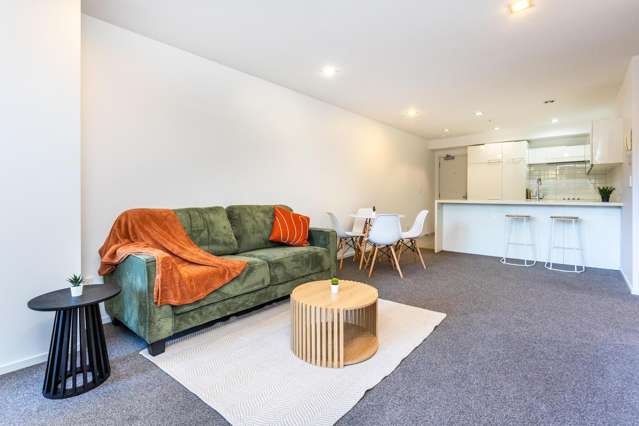 Sunny Corner Apartment with Large Balcony in Uptown Apartments