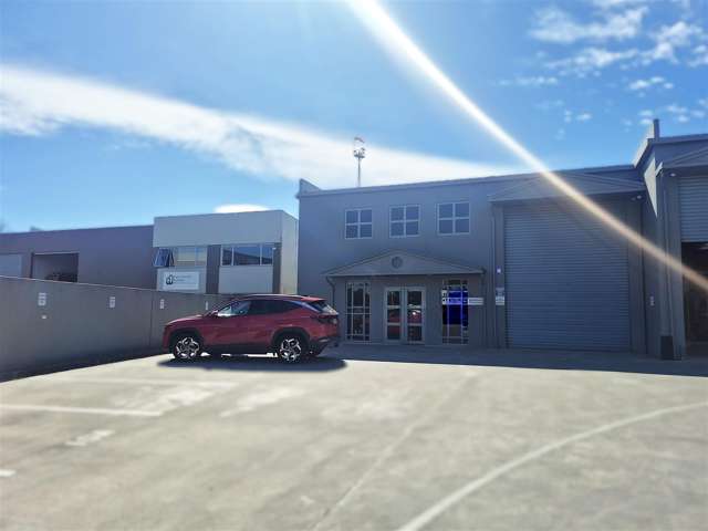 Warehouse with Great Parking