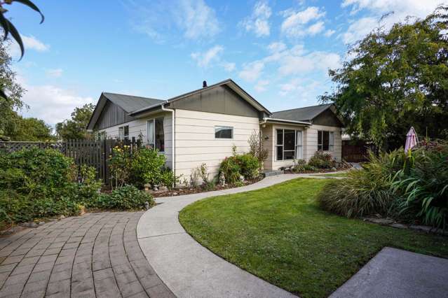4 Car Garaging, Central location