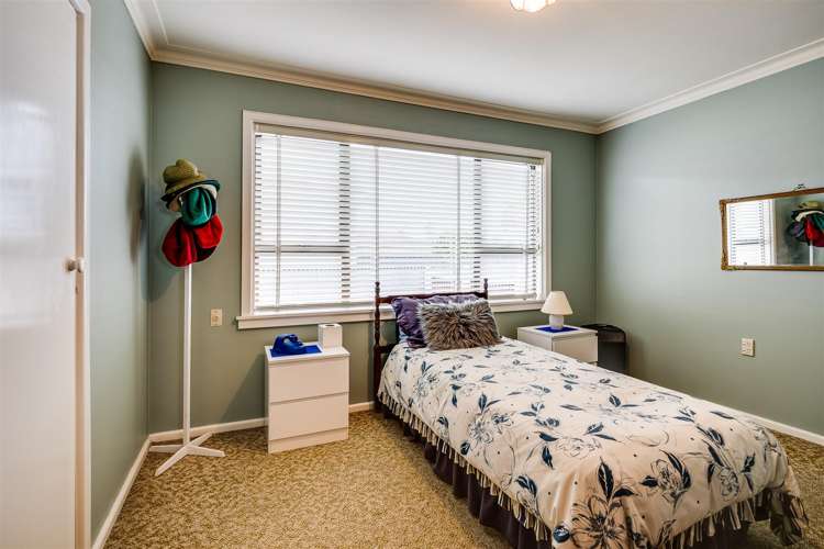 1204 Norfolk Crescent Mayfair_16