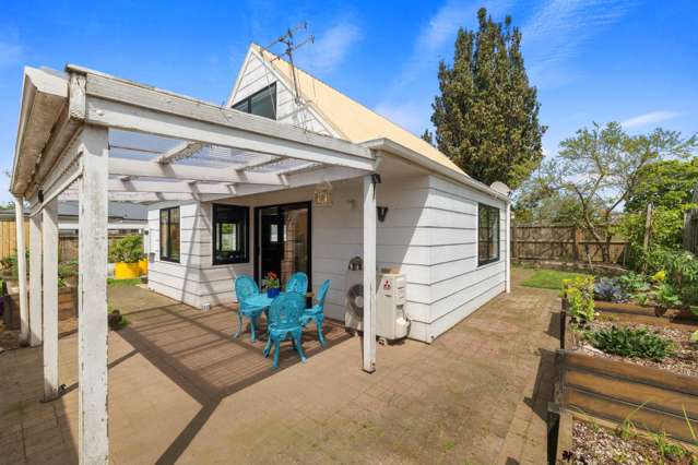 Bright Sunny and Cheerful Family home