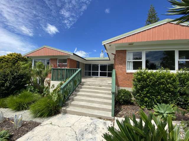 Beautiful Four Bedroom Family Home with Double Garage in Maunu