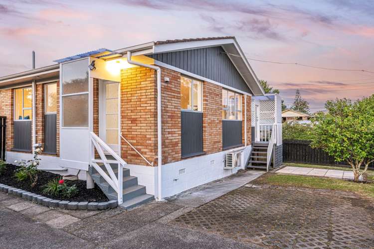 2/17 Roberts Road Te Atatu South_1