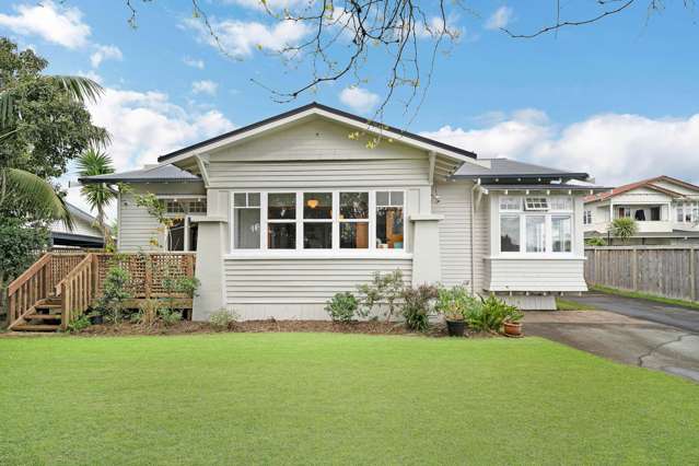 ROAD-FRONT CONVENIENCE WITH ROOM FOR WHOLE FAMILY!