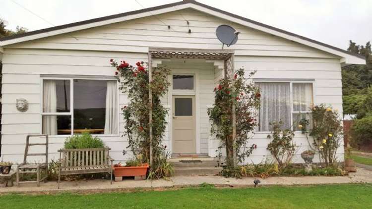 6 Main Road Owaka_13