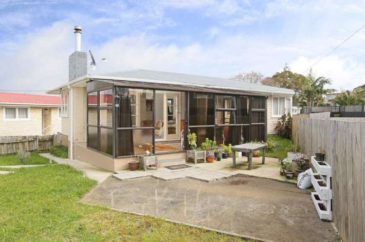 25b Chorley Avenue Massey_1