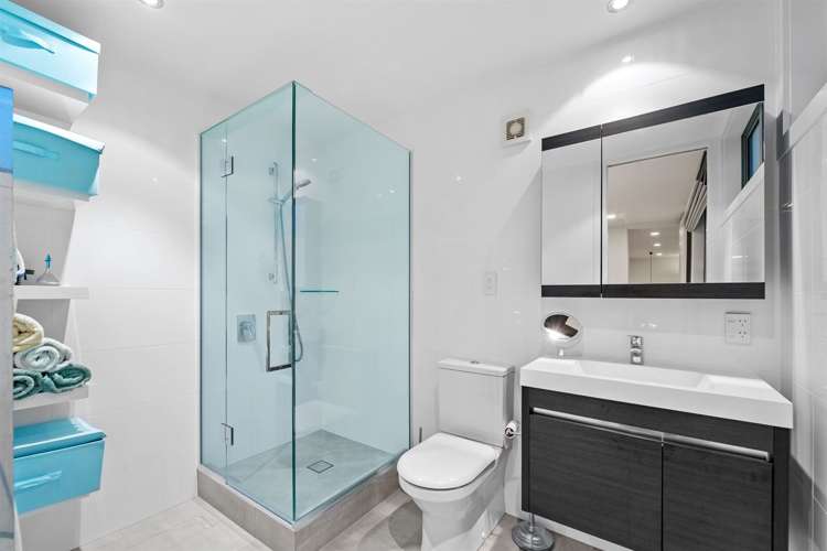 2/8 Beach Road Castor Bay_14