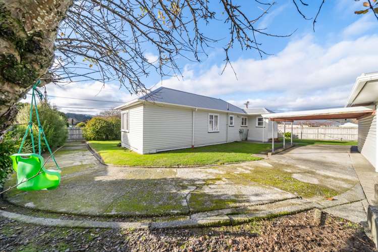 2 Davis Grove Wainuiomata_17