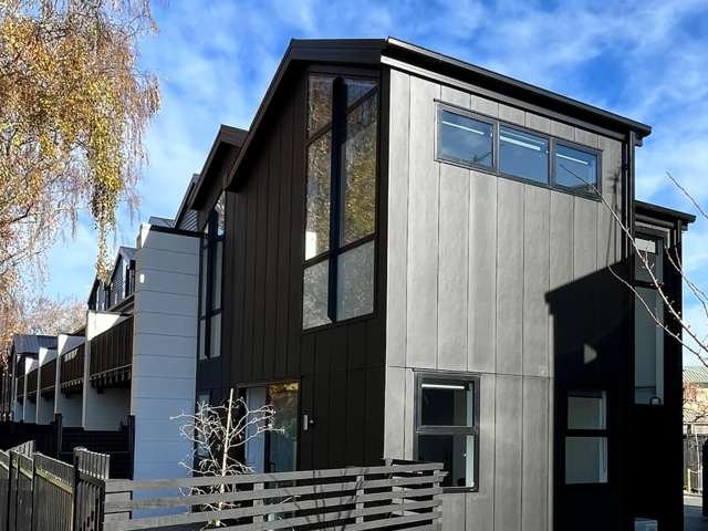 Furnished Modern Townhouse with Carpark!