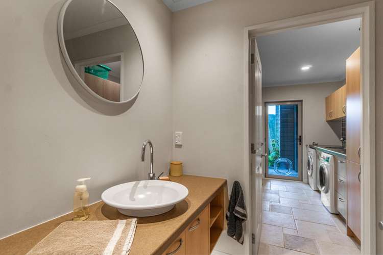 37 Hardens Lane Paremoremo_13