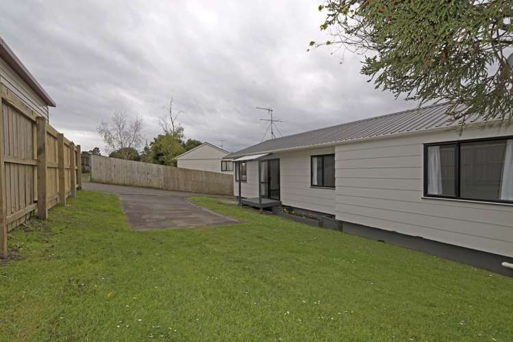 2/7 Maywood Crescent Glen Eden_14