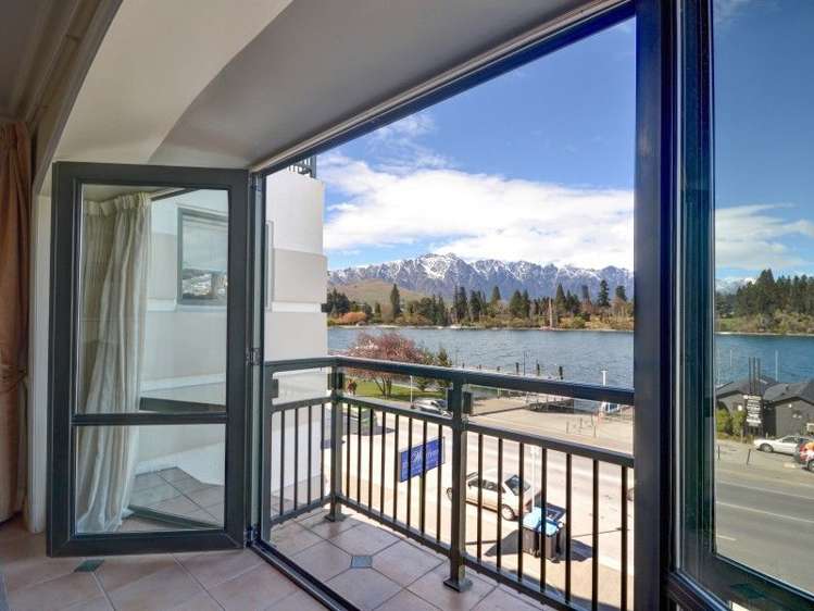 8/109 Au Beach Street Queenstown_2
