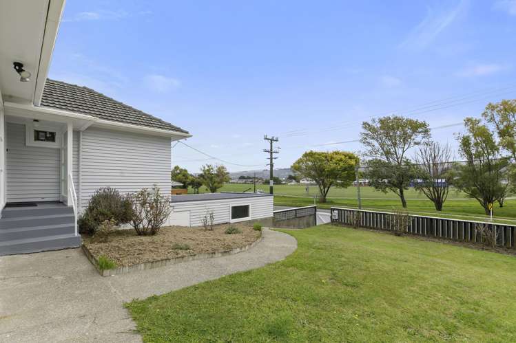 214 Waddington Drive Naenae_21