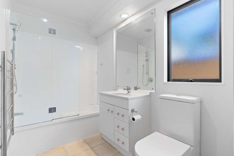 8a Coey Place Glen Eden_13