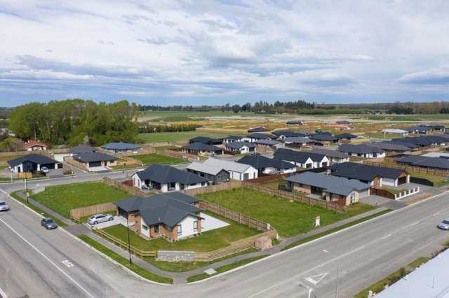 * UNDER OFFER * Build Your Dreams!