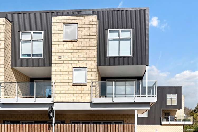 2/7 Vialou Street Hamilton Central_5