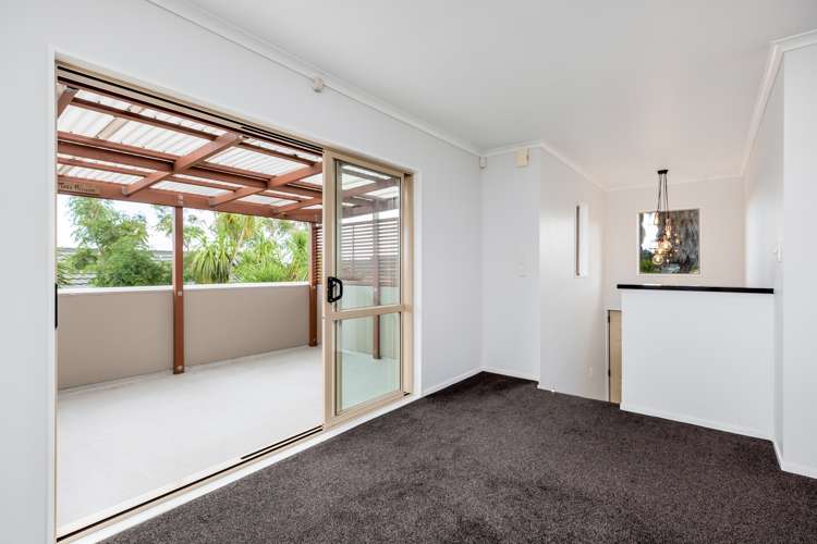 82 Rivervale Grove Stanmore Bay_9