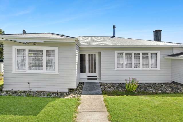 1940s Charm, a Nelson Home With It All!