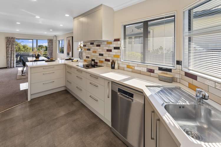 56 Olympus Way Richmond_14