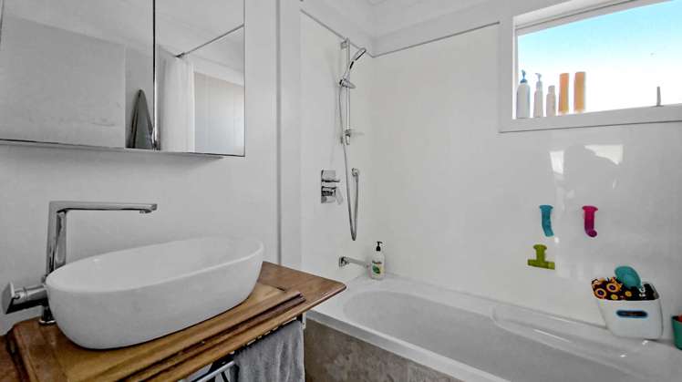 2/137 Awaroa Road Helensville_10