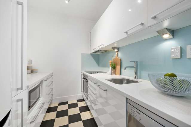 Central, Chic, Carpark and Close to the City!
