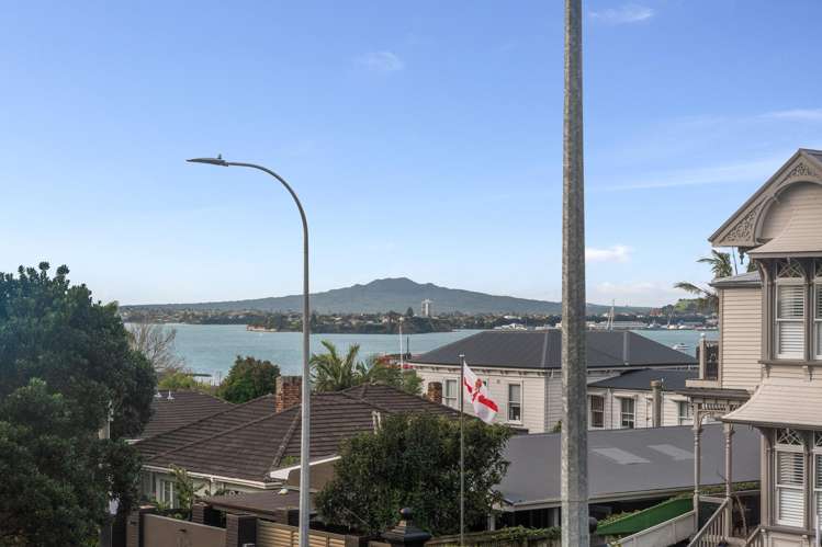 1/10 Shelly Beach Road_2