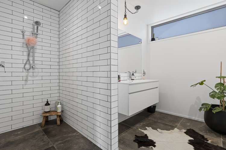 6 Kahuparere Crescent Pyes Pa_19