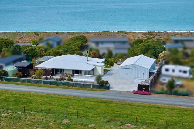 Coastal gem: your turnkey beachside home!