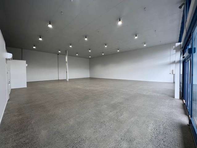 HIGH PROFILE 327M² SHOWROOM / TRADE RETAIL