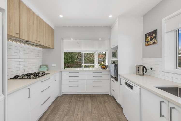 12 Mirrabooka Avenue Botany Downs_15