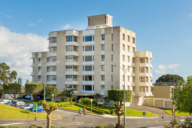 Elegance in the Heart of Takapuna