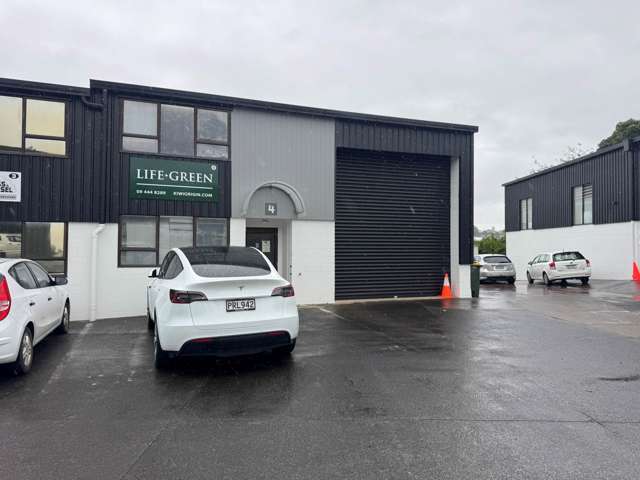 CLEAN AND FUNCTIONAL INDUSTRIAL UNIT