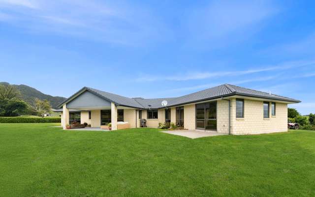 Lifestyle living with stunning Kaimai views