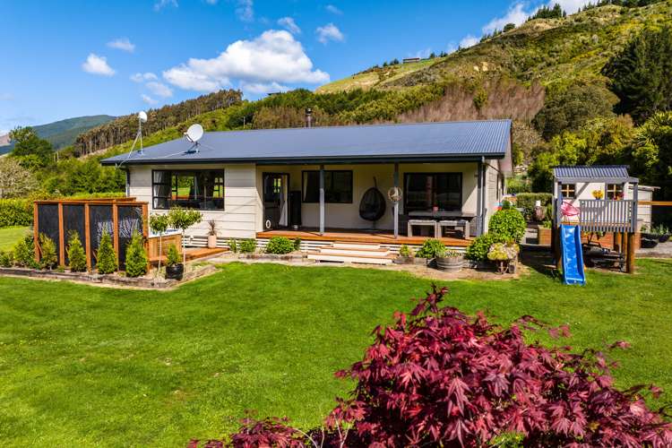 1058 Queen Charlotte Drive Anakiwa and Surrounds_17