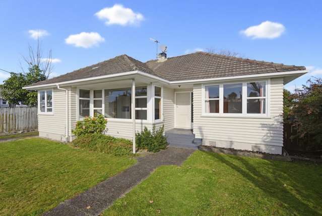 A sunny slice of 60s classic weatherboard