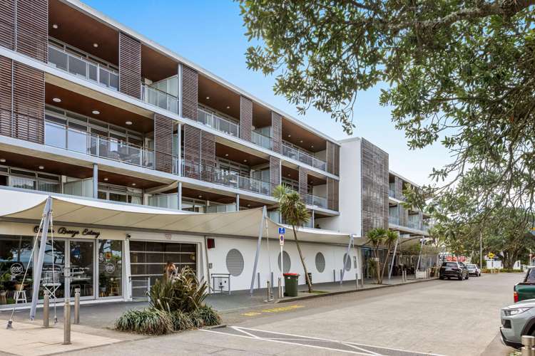 2/6 Beach Front Lane Browns Bay_13