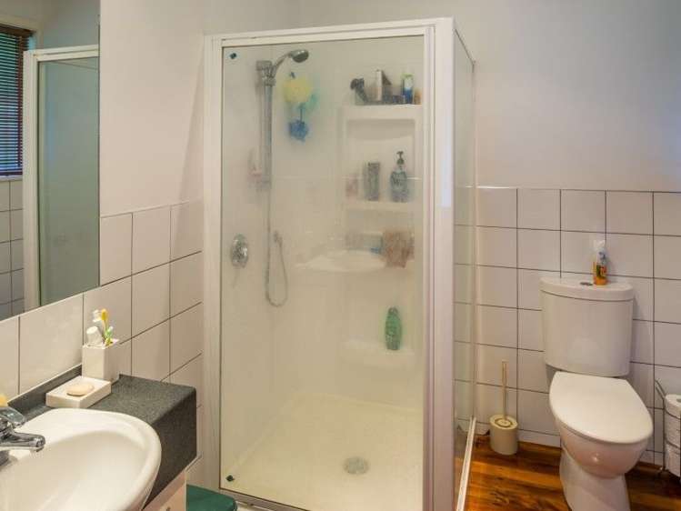 8 Kiriwai Road Paremata_12