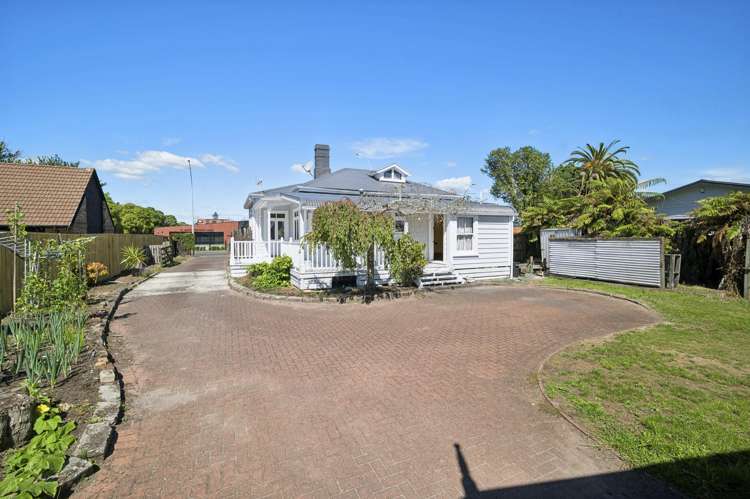 77 Ranolf Street Victoria_12