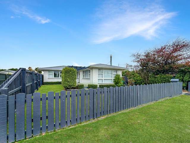 Tidy Four Bedroom Home In Rolleston!