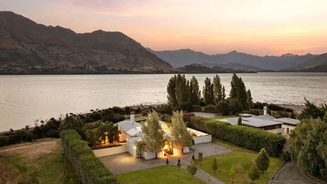 A masterpiece on the edge of Lake Wanaka