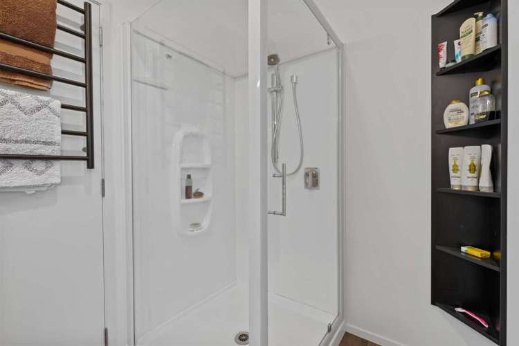 116 Clayton Road Mangakakahi_14